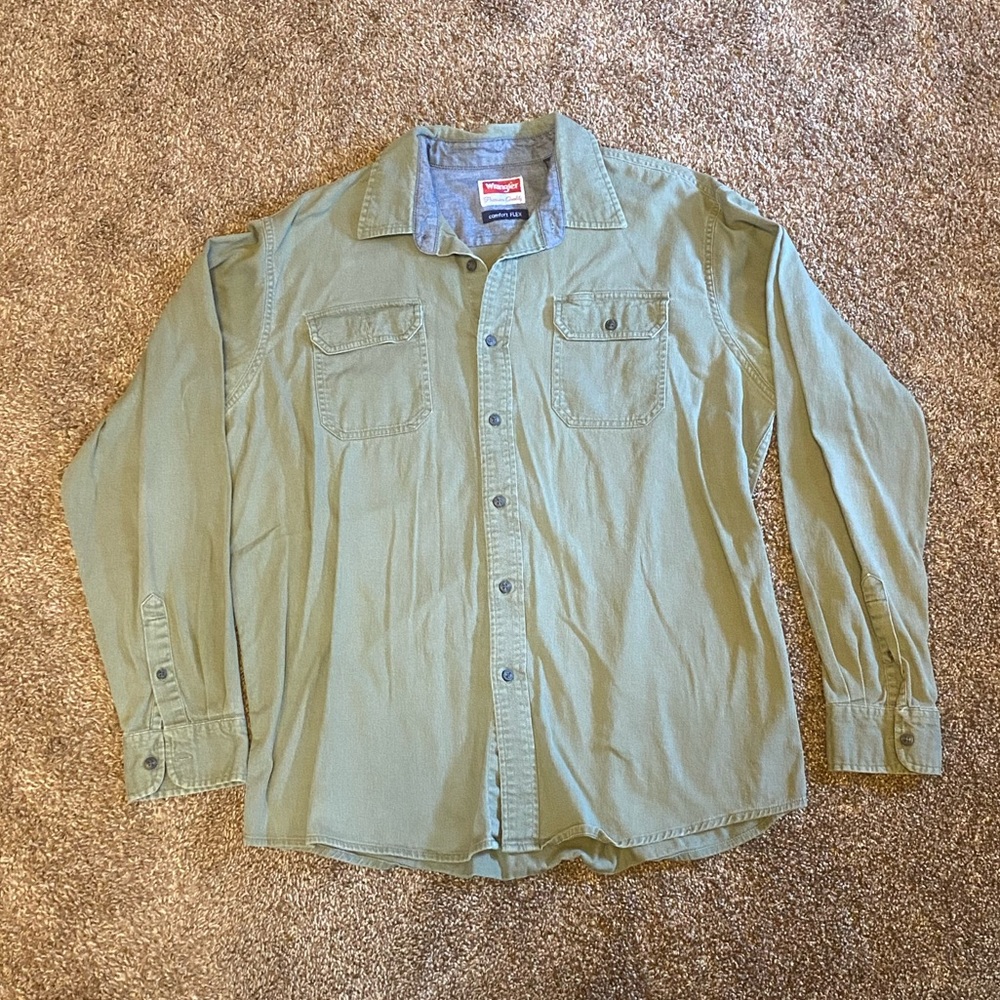 Wrangler men’s size large button up shirt